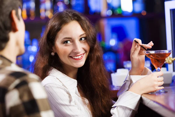 Jeune couple dans le bar — Photo