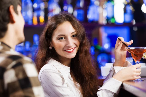 Jeune couple dans le bar — Photo