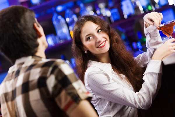 Jeune couple dans le bar — Photo