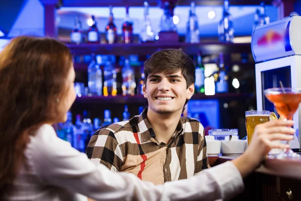 Jeune couple dans le bar — Photo