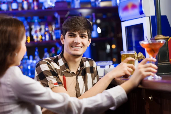 Jeune couple dans le bar — Photo