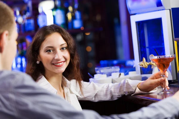 Fille au bar boire un cocktail — Photo