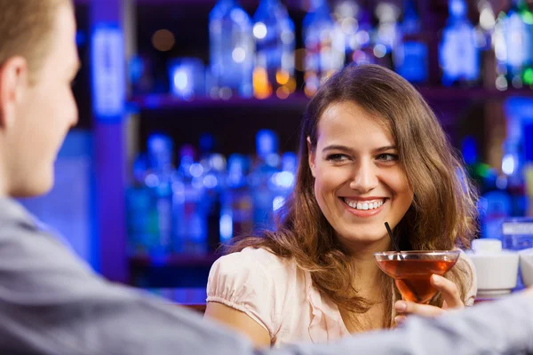 Coppia in bar a bere qualcosa — Foto Stock