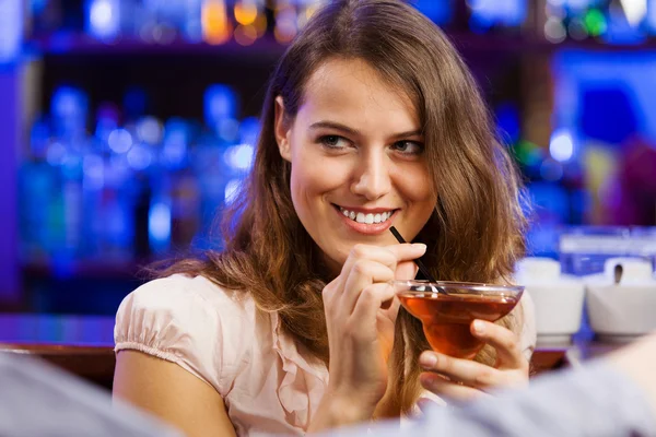 Mädchen an der Bar trinkt Cocktail — Stockfoto