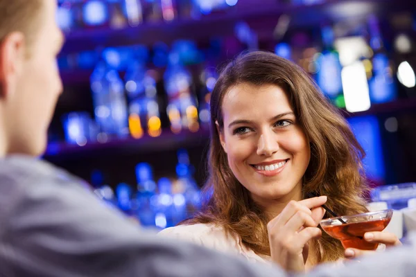 Couple in bar having drinks — Stock Photo, Image