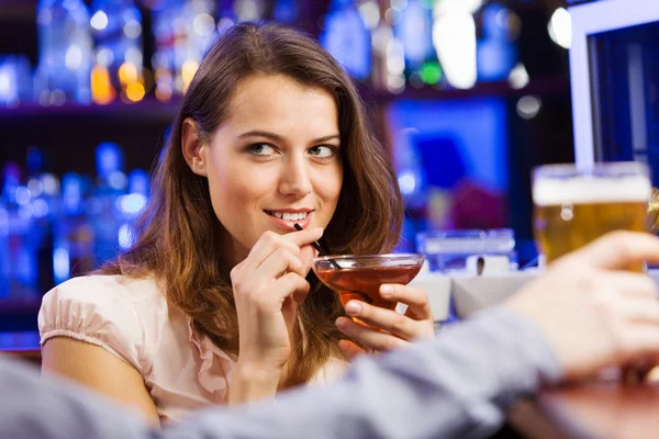 Ragazza al bar bere cocktail — Foto Stock