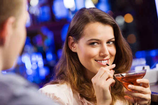 Couple in bar having drinks — Stock Photo, Image