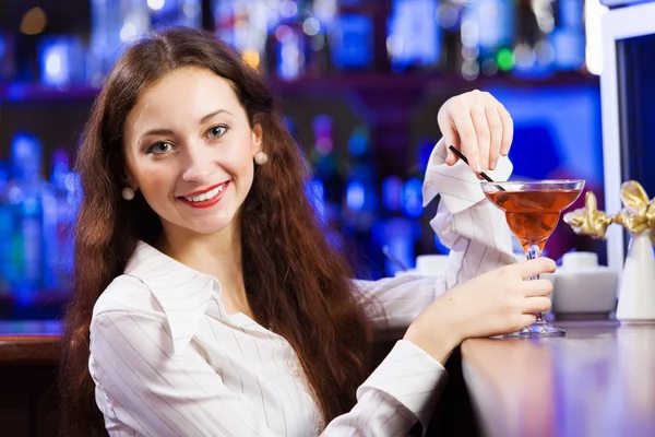 Ragazza al bar bere cocktail — Foto Stock