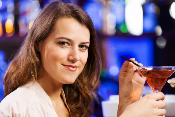 Mädchen an der Bar trinkt Cocktail — Stockfoto