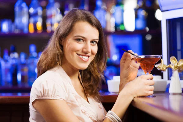 Ragazza al bar bere cocktail — Foto Stock