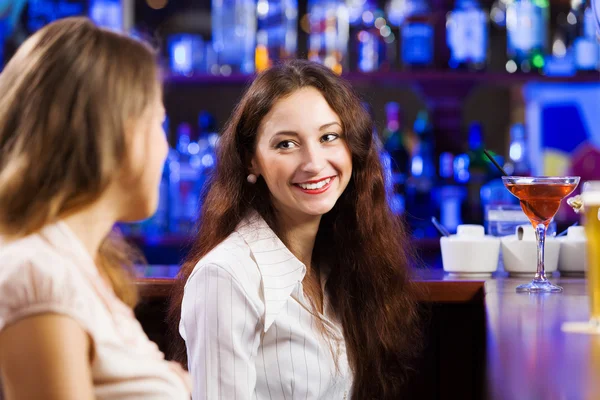 Vackra kvinnor på bar — Stockfoto