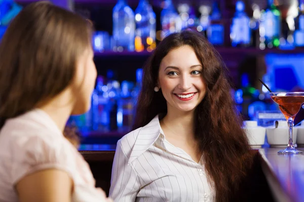 Женщины в баре и коктейли — стоковое фото