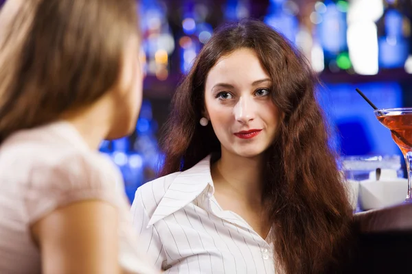 Donne al bar e cocktail — Foto Stock