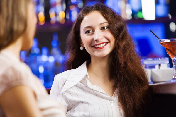 Donne al bar e cocktail — Foto Stock