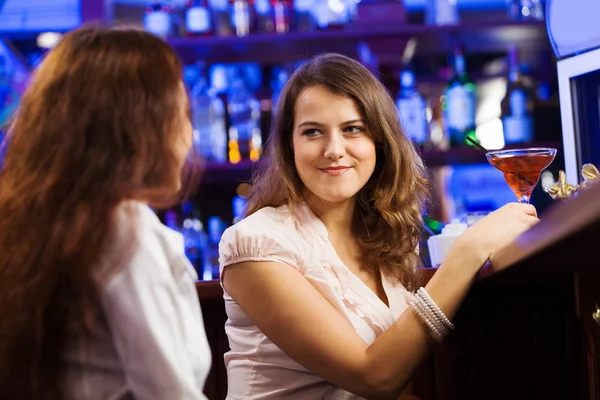 Women at bar and drinking cocktails — Stock Photo, Image