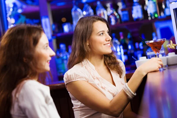 Vrouwen op bar en cocktails drinken — Stockfoto