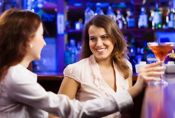 Vrouwen op bar en cocktails drinken — Stockfoto