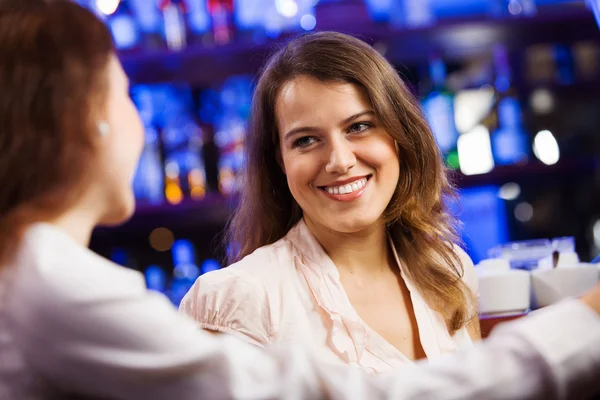 Kvinnor på bar — Stockfoto