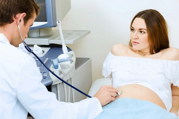 Orvos megvizsgált, várandós nő — Stock Fotó
