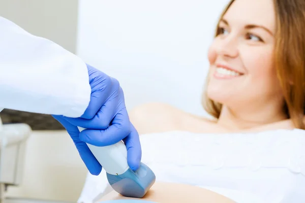 Mulher grávida examinada pelo médico — Fotografia de Stock