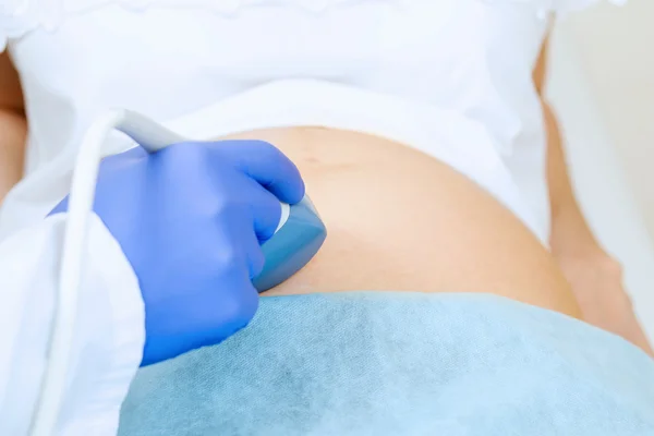 Femme enceinte examinée par un médecin — Photo