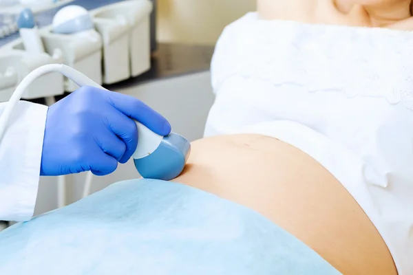 Беременная женщина осматривается врачом — стоковое фото