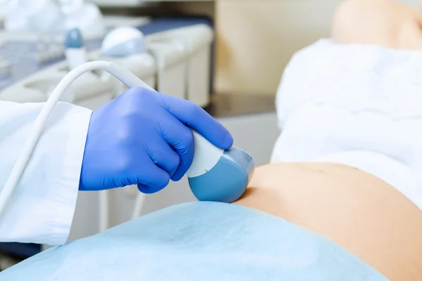 怀孕的女人，由医生检查身体 — 图库照片