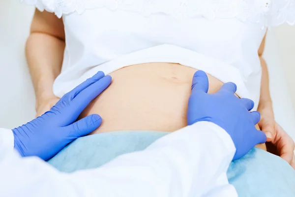 Pregnant woman examined at hospital — Stock Photo, Image