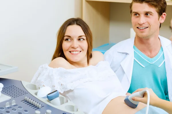 Femme enceinte examinée par un médecin — Photo