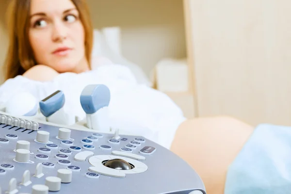 Wanita hamil muda diperiksa — Stok Foto