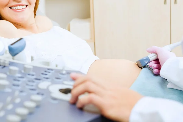 Jovem grávida examinada — Fotografia de Stock