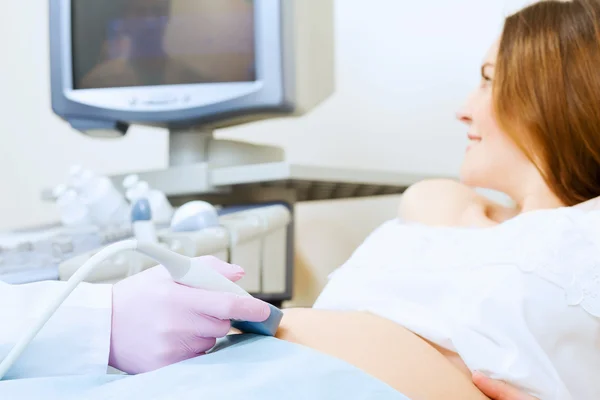 Jovem grávida examinada — Fotografia de Stock