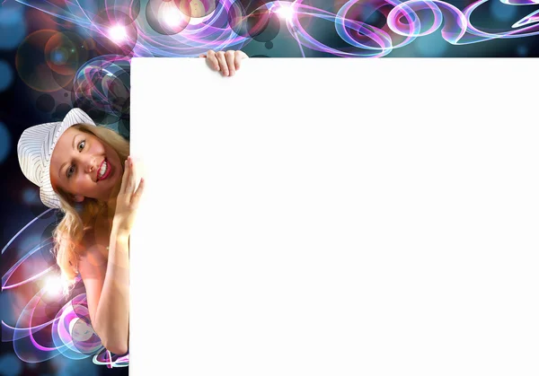 Meisje permanent achter witte banner — Stockfoto