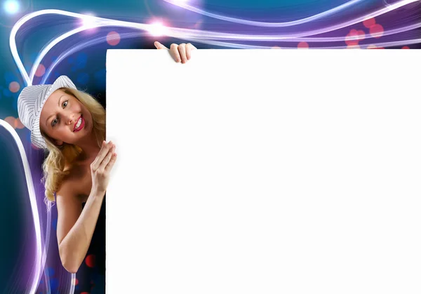 Meisje permanent achter witte banner — Stockfoto