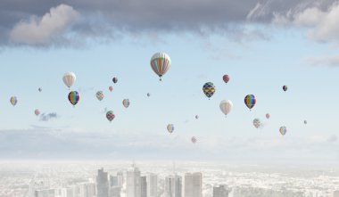 yüksek gökte uçan balonlar