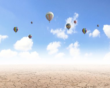 yüksekten uçuyor gökyüzünde renkli balonlar
