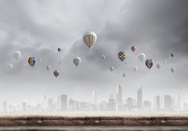 yüksekten uçuyor gökyüzünde renkli balonlar