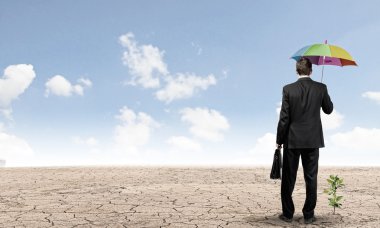 Filiz koruma şemsiyesi ile işadamı