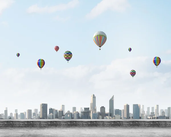 Globos volando alto en el cielo — Foto de Stock