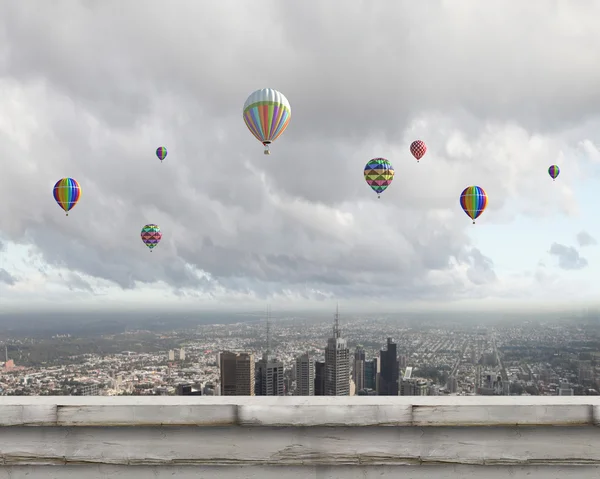 Balões voando alto no céu — Fotografia de Stock