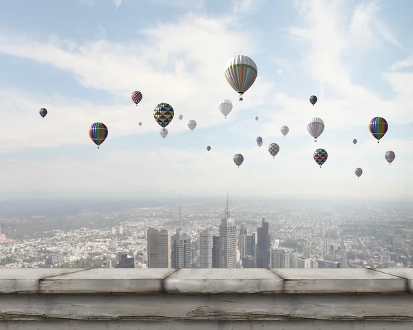 Palloncini che volano in alto nel cielo — Foto Stock