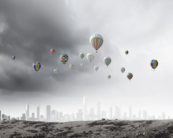 Ilmapallot lentävät korkealla taivaalla — kuvapankkivalokuva