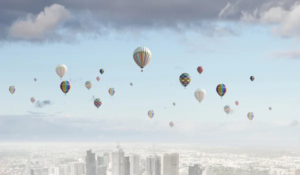 Les ballons volent haut dans le ciel — Photo