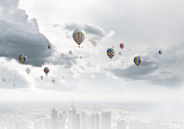 Воздушные шары, летящие высоко в небе
