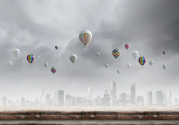 Färgglada ballonger flyger högt i sky — Stockfoto