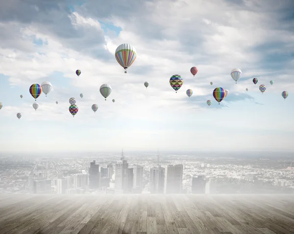 Färgglada ballonger flyger högt i sky — Stockfoto