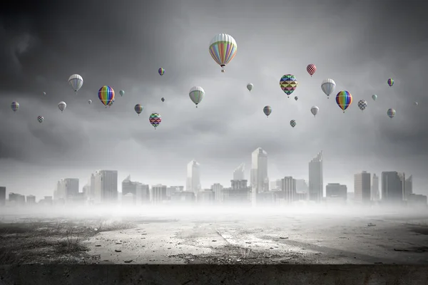 Colorful balloons flying high in sky — Stock Photo, Image