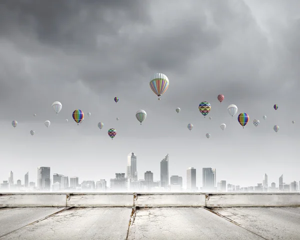 Balões coloridos voando alto no céu — Fotografia de Stock