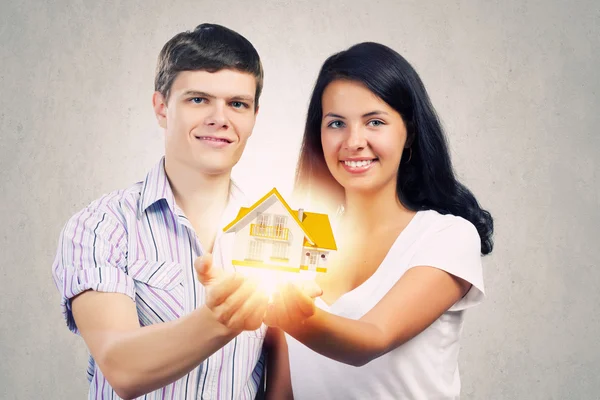 Couple holding model of house — Stock Photo, Image