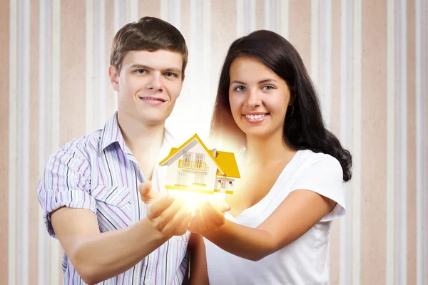 Pareja holding modelo de casa — Foto de Stock